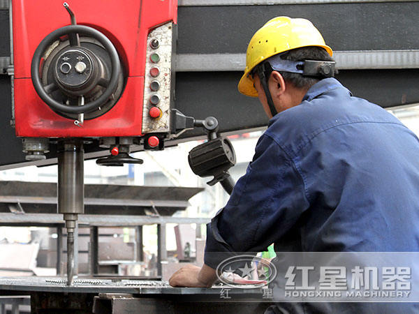 WG网_WG(中国)车间师傅在认真工作 WG网_WG(中国)车间师傅在认真工作