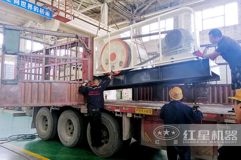 红星对辊制砂机价格合理,发往客户现场 红星对辊制砂机价格合理,发往客户现场